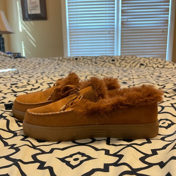 New Fuzzy Slippers size EU 40 (Women’s 9/9.5) - Picture 2 of 3